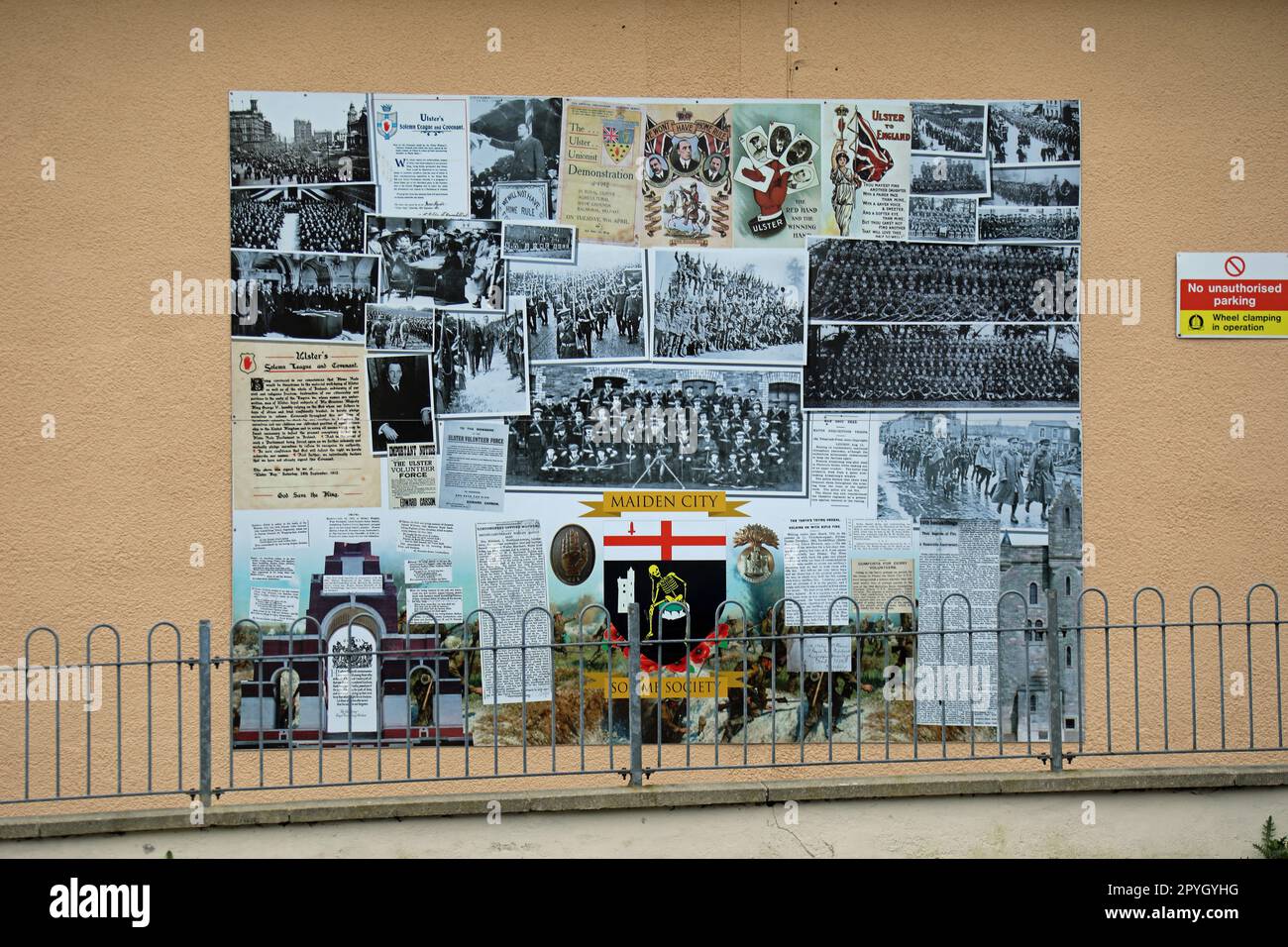 Ein visuelles Geschichtstafel an einer Wand im Fountain Estate in Londonderry Stockfoto