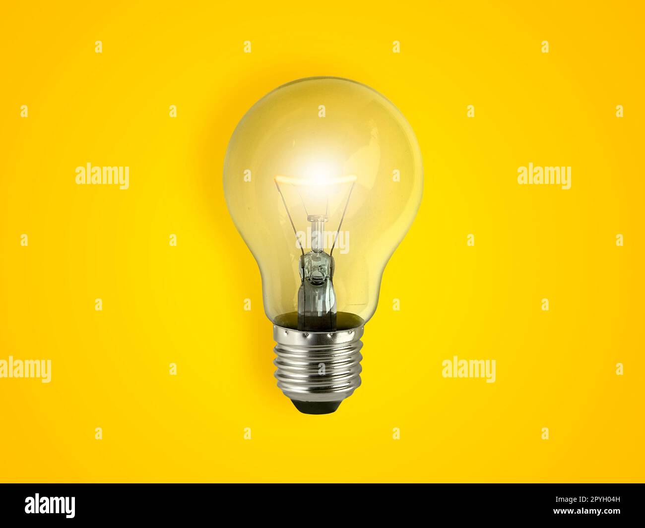 Glühlampen auf hellem gelbem Hintergrund in Pastellfarben einfach Stockfoto