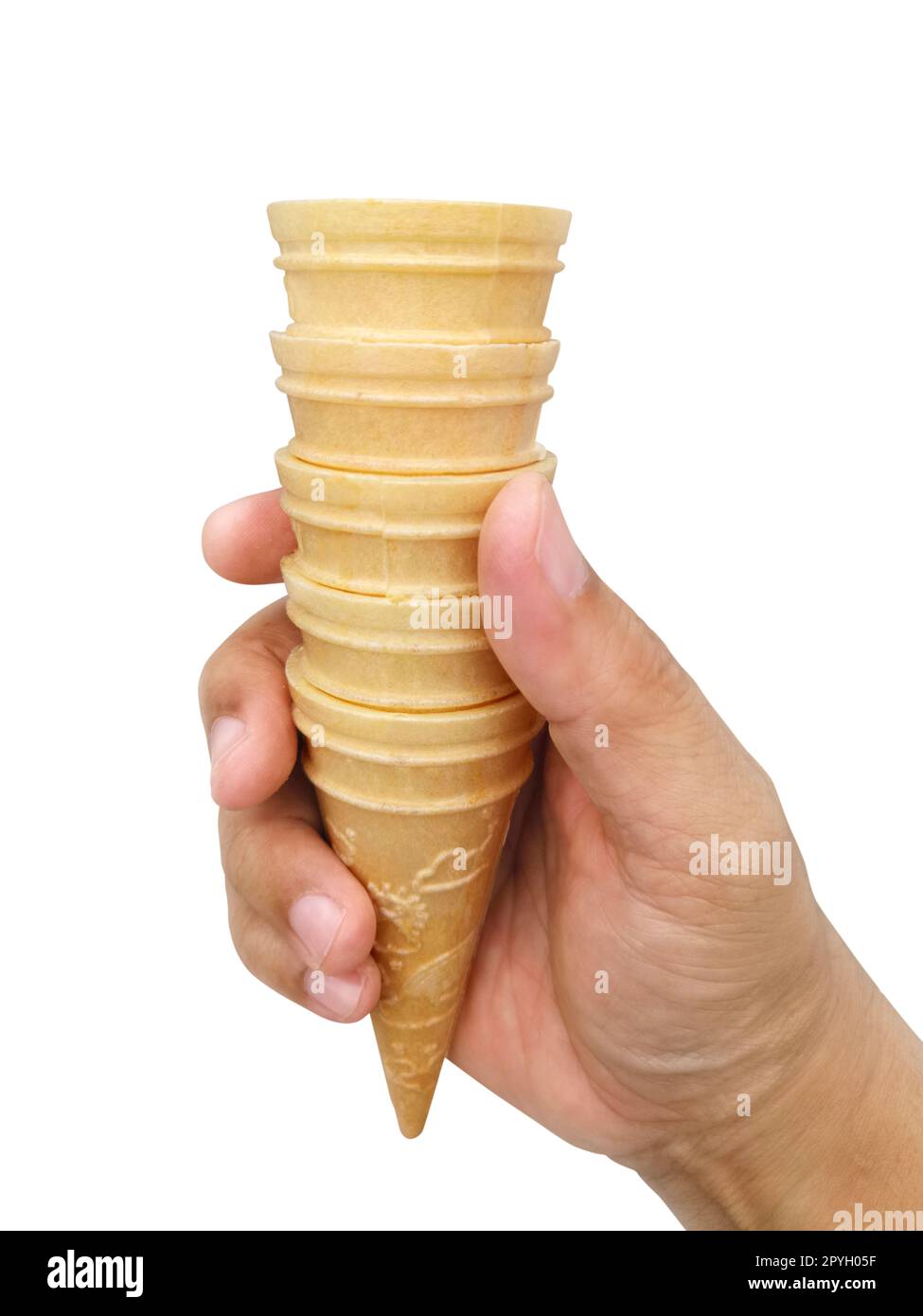 Halten Sie eine leere knusprige Eiskugel mit der Hand, isoliert auf weißem Hintergrund Stockfoto