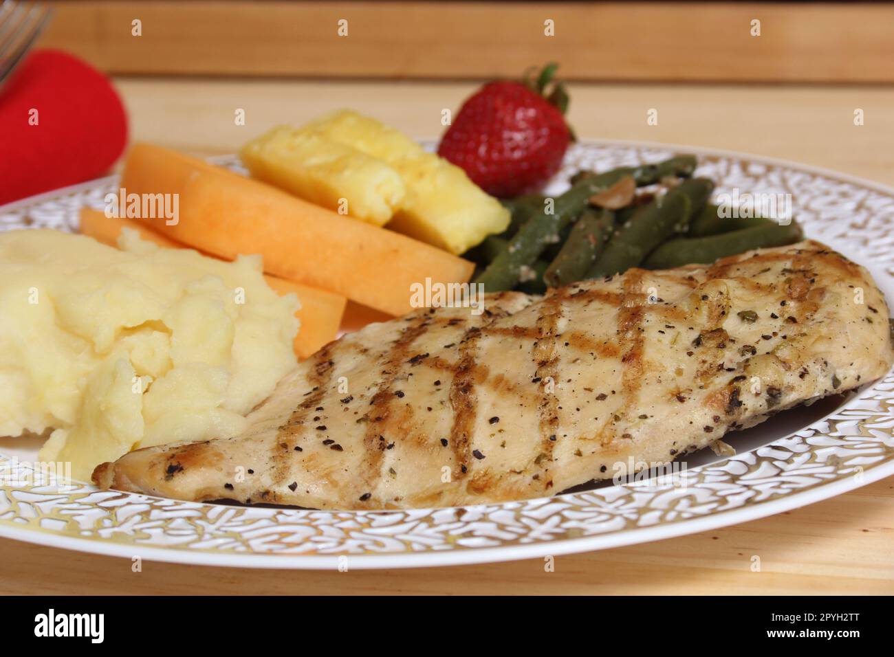 Abendessen mit Hühnchen und Gemüse mit Obst zur Hochzeit Stockfoto