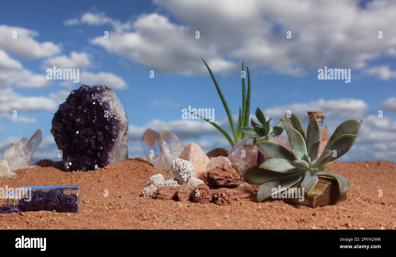 Chakra-Steine und Blumen auf australischem rotem Sand Stockfoto