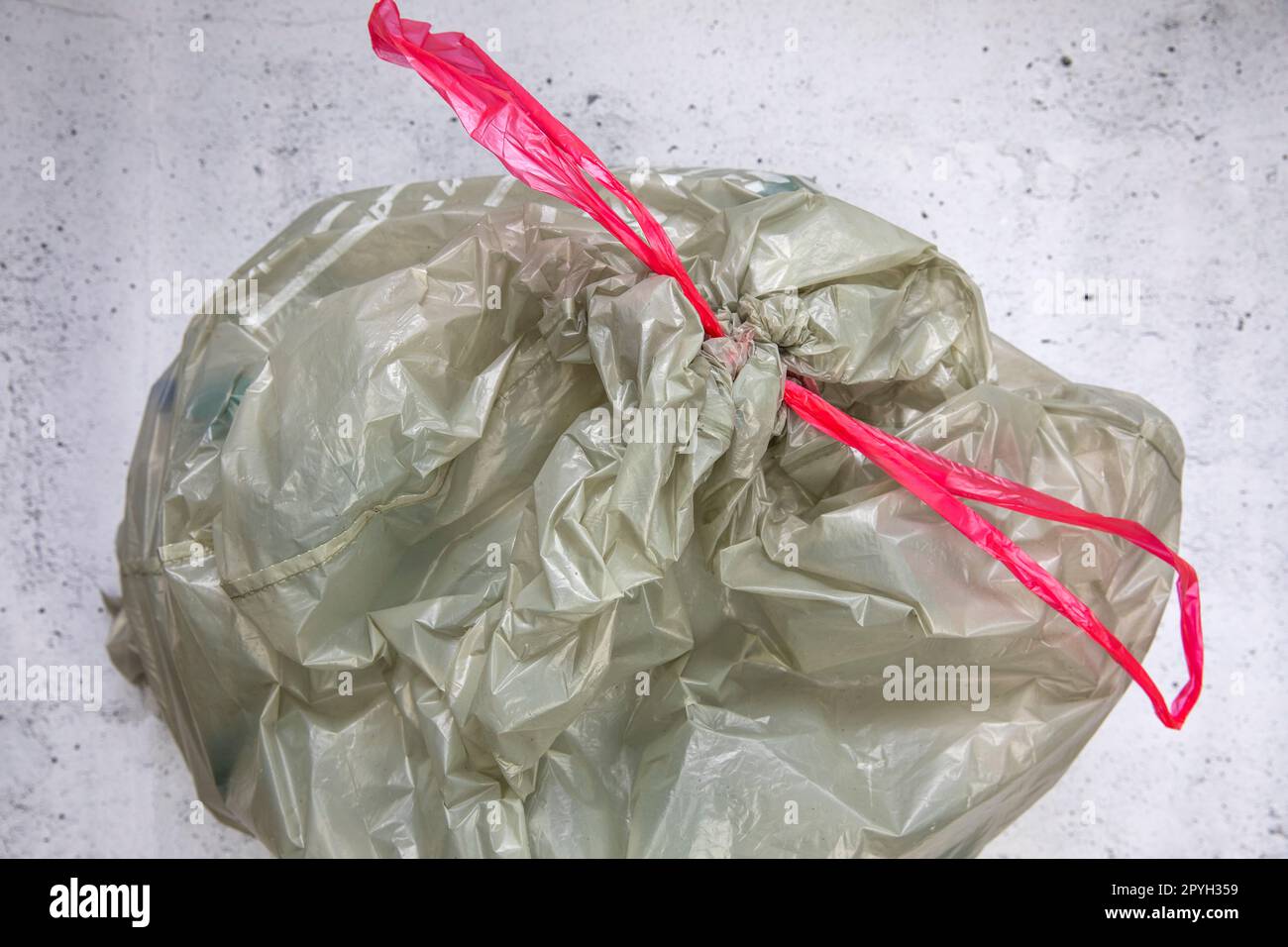 Grüner Kunststoffmüllsack für Kunststoffabfälle, recycelbar, Draufsicht Abfallmanagement Stockfoto