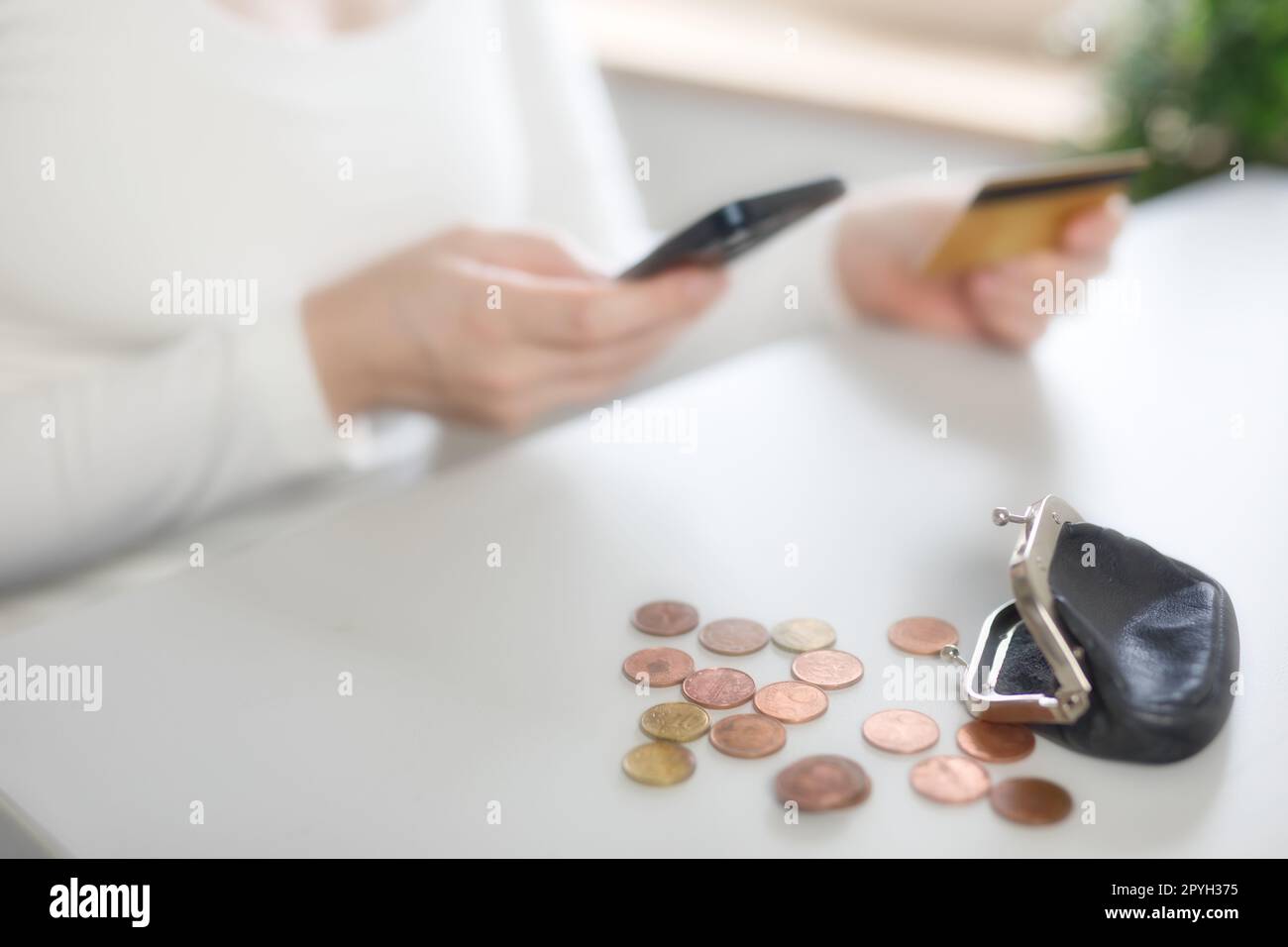 Bank, Münzen und Mobilgeräte in Steuerdateien für das Geschäftsjahr oder Beratung am Arbeitsplatz oder zu Hause. Wirtschaft, Geld und Buchhalter, die an Unternehmensdokumenten arbeiten, und Verwaltung für das Management. Stockfoto