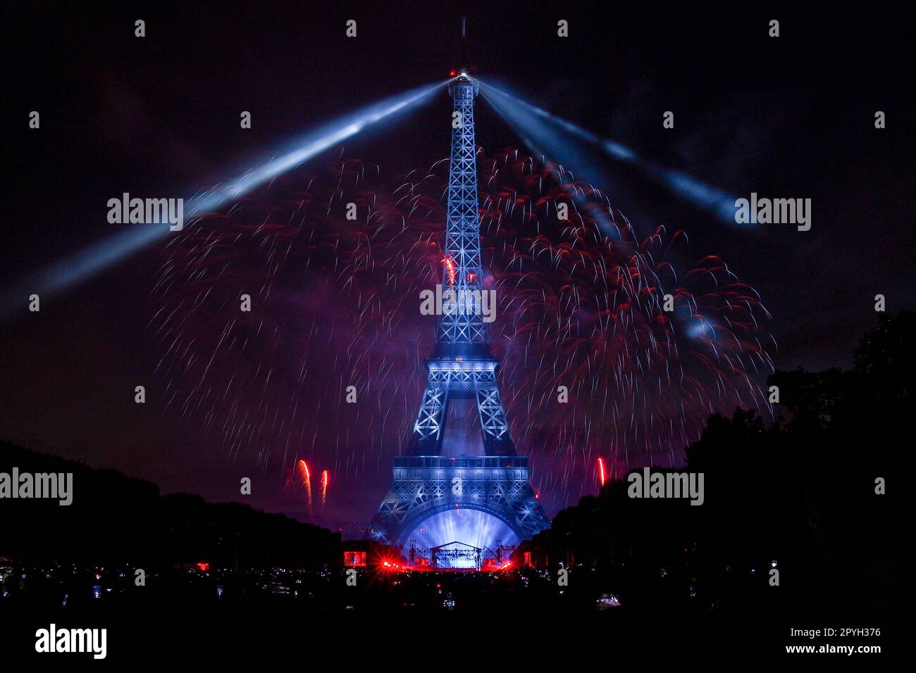 Feuerwerk am 14. Juli am Bastille-Tag auf dem Eiffelturm - Pyrotechnik-Show für den französischen Nationalfeiertag in Paris, Frankreich Stockfoto