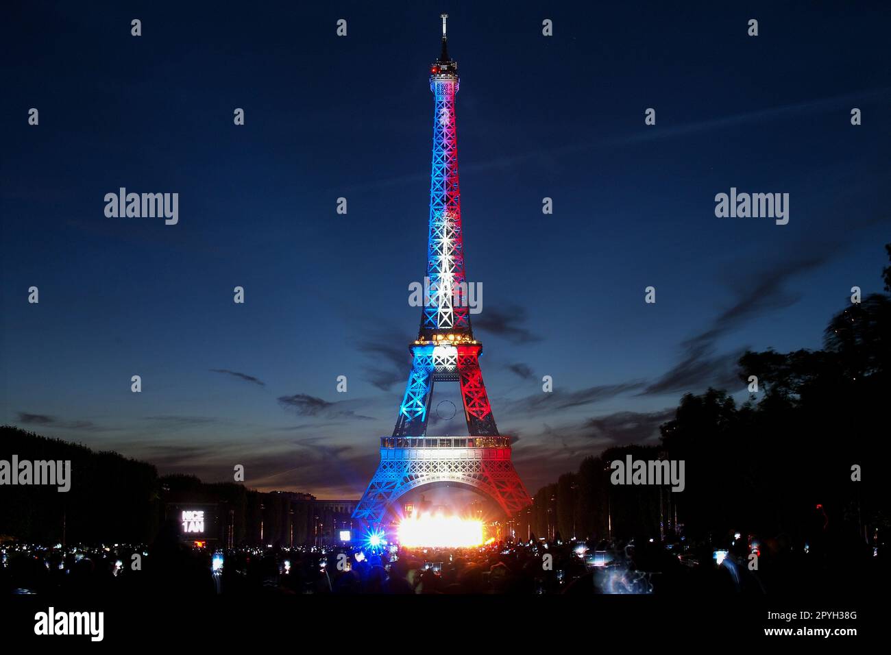Bastille Day Lichter auf dem Eiffelturm am 14. Juli - Projektionen der französischen Flagge für den französischen Nationalfeiertag in Paris, Frankreich Stockfoto