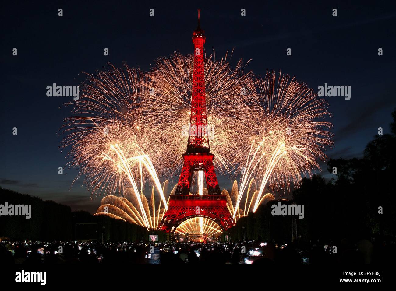 Feuerwerk am 14. Juli am Bastille-Tag auf dem Eiffelturm - Pyrotechnik-Show für den französischen Nationalfeiertag in Paris, Frankreich Stockfoto