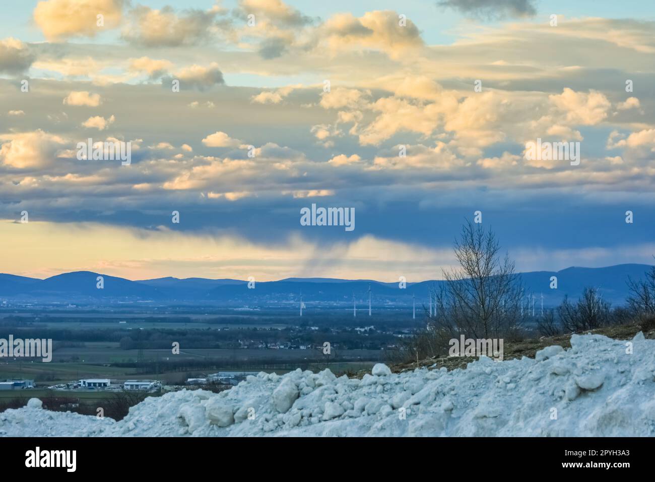Wolken und Regen in einer Landschaft mit Kalksteinbruch Stockfoto