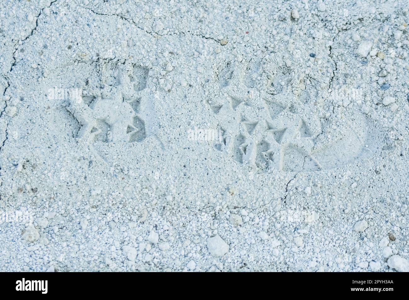 Fußabdruck im weißen Sand aus einem Kalksteinbruch Stockfoto