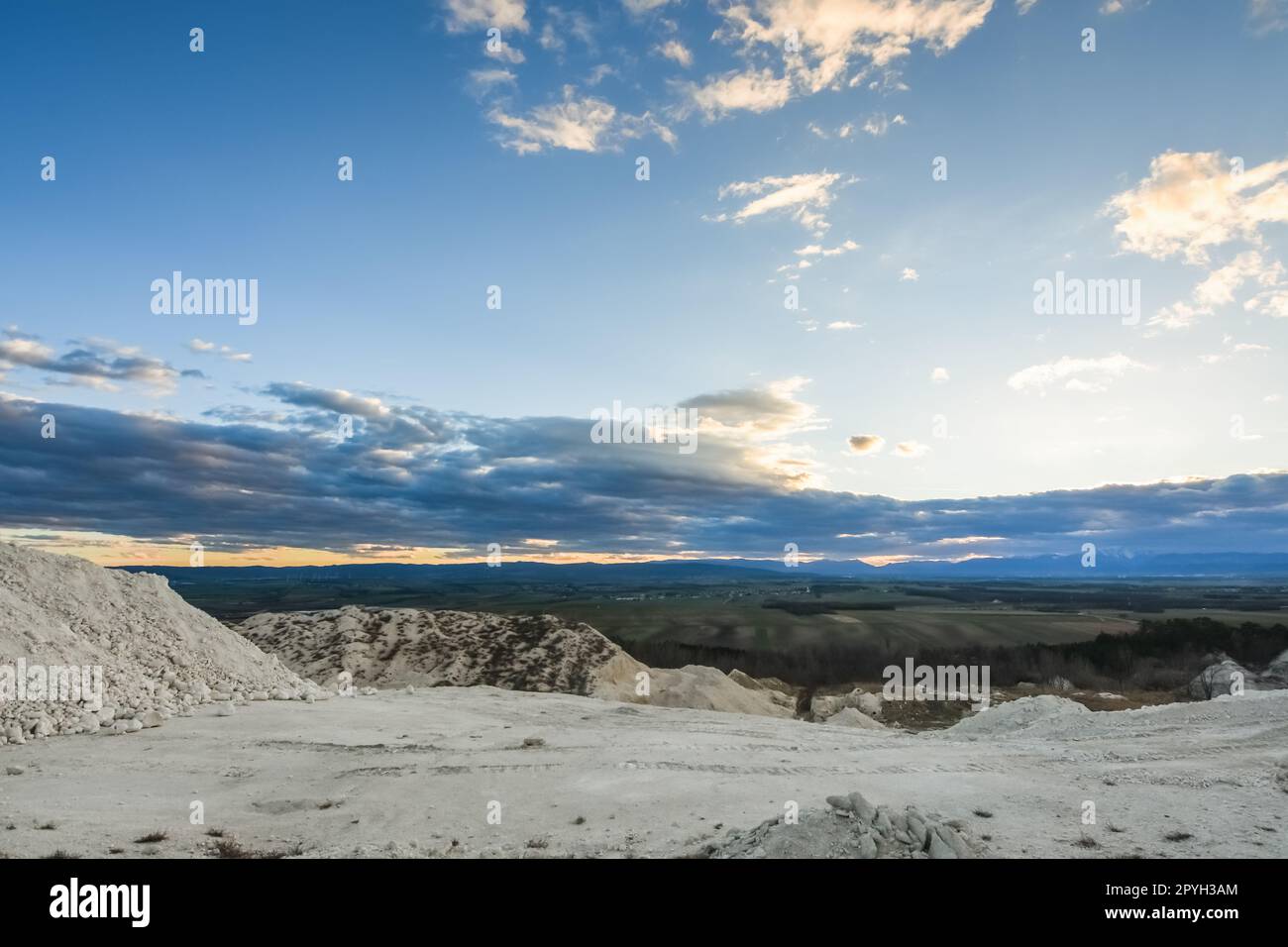 Landschaft mit Kalksteinbruch und bunten Wolken bei Sonnenuntergang Stockfoto