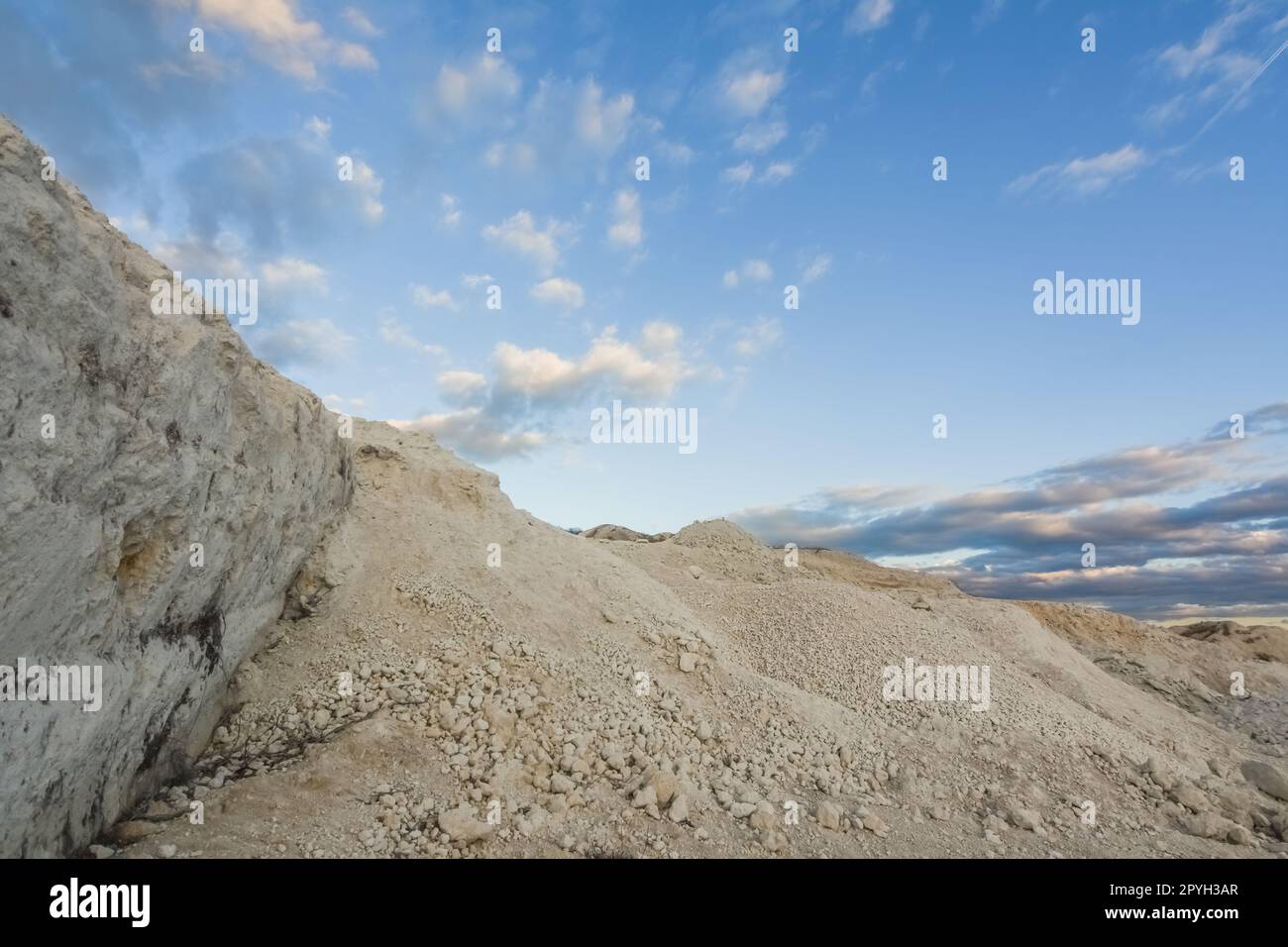 Hügel aus einem Kalksteinbruch und weiche Wolken am Himmel Stockfoto