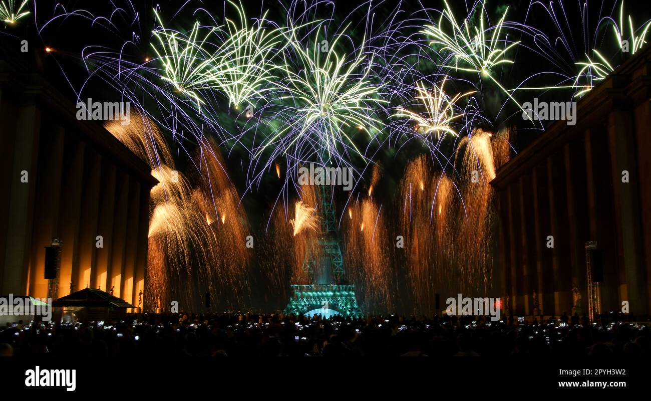 Feuerwerk am 14. Juli am Bastille-Tag auf dem Eiffelturm - Pyrotechnik-Show für den französischen Nationalfeiertag in Paris, Frankreich Stockfoto