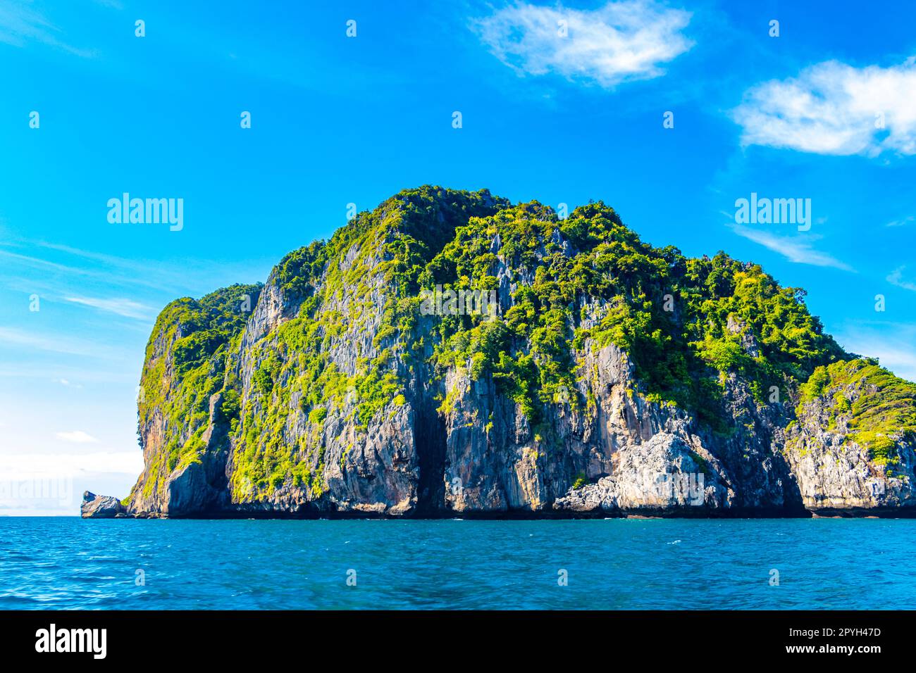 Wunderschöne tropische Kalksteininseln auf Koh Phi Phi Leh Thailand. Stockfoto