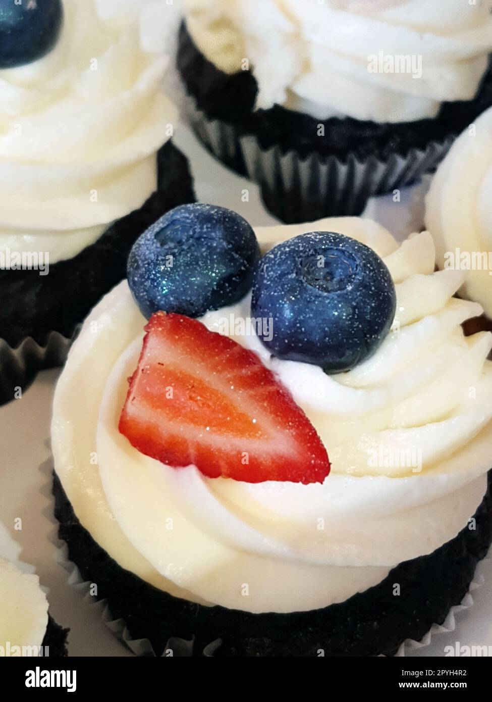 Kuchen mit frischen Heidelbeeren und Erdbeeren Stockfoto