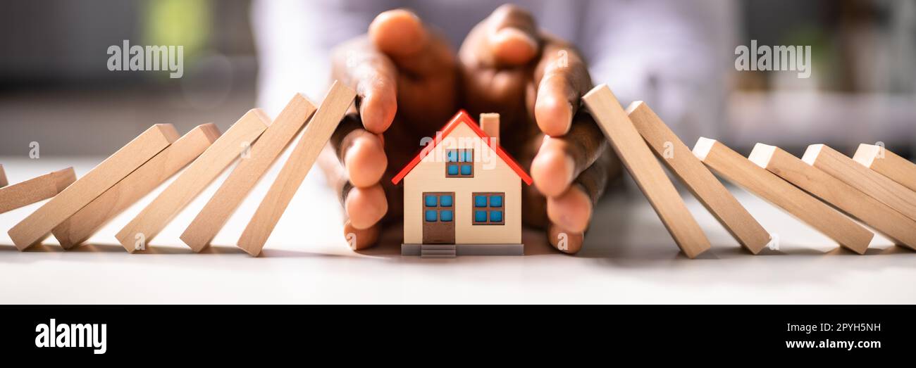 Immobilienversicherung. Domino-Kette-Challenge Stockfoto