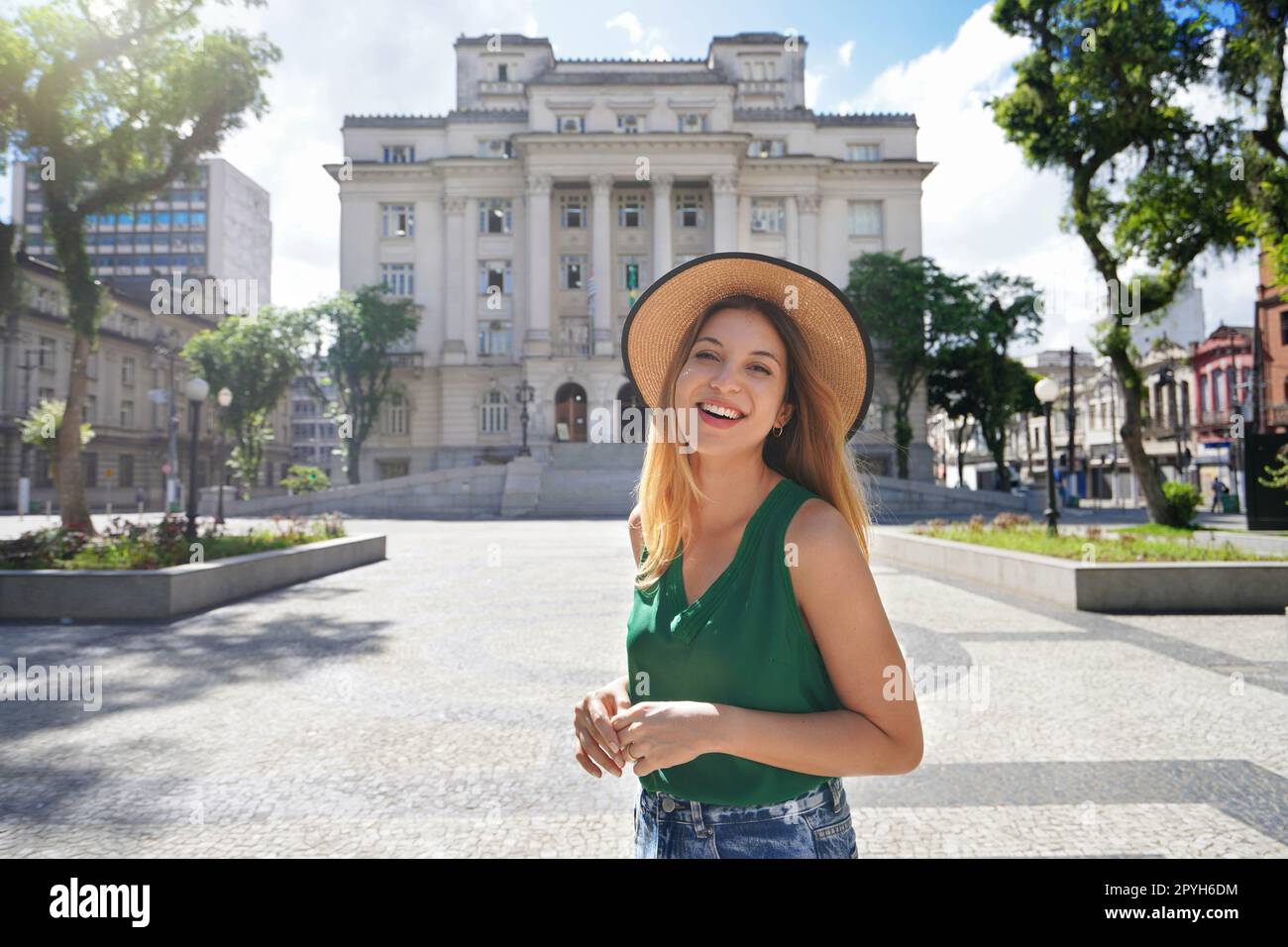 Porträt einer wunderschönen Travelerin, die Santos historisches Zentrum an einem sonnigen Tag in Brasilien besucht Stockfoto