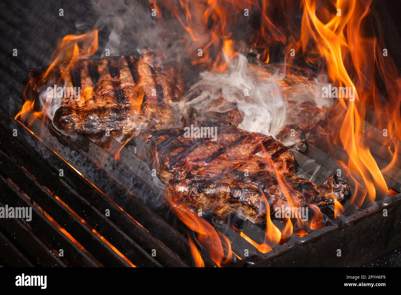 Rifye-Steaks auf dem Grill braten und rauchen Stockfoto