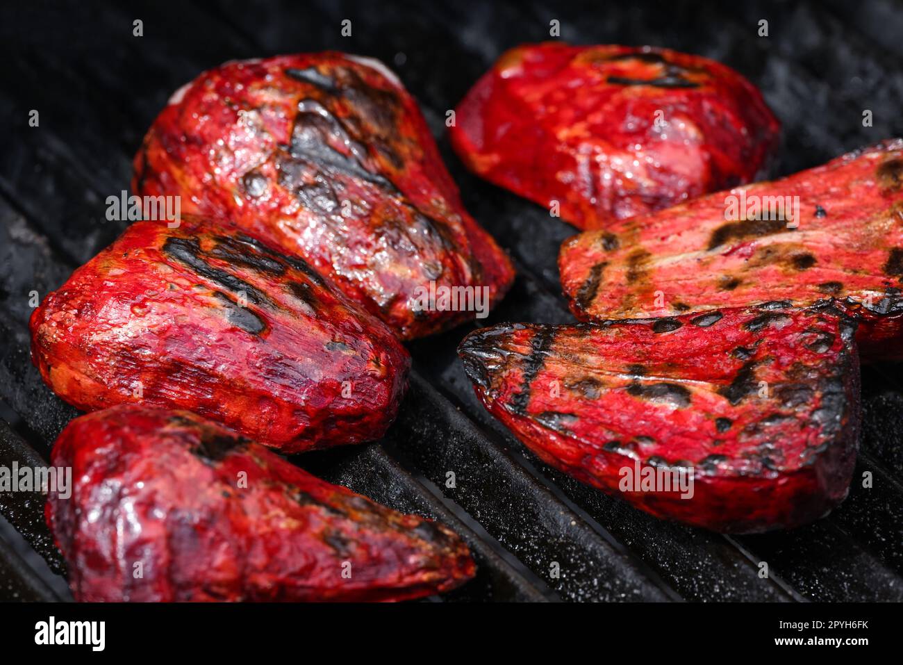 Ich koche neue rote Rote Bete in Holzkohlegrill Stockfoto