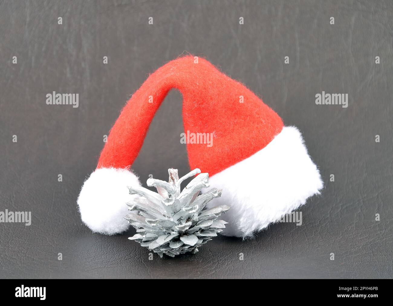 Dekoration mit Weihnachtssymbolen auf schwarzem Hintergrund Stockfoto