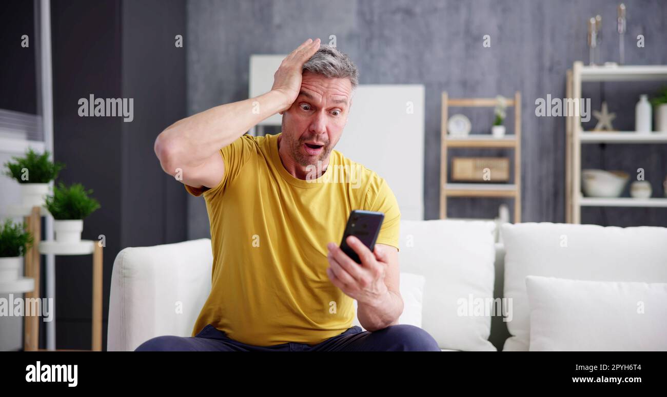 Betrügerische Textnachricht. Frustrierter Verwirrter Mann Stockfoto