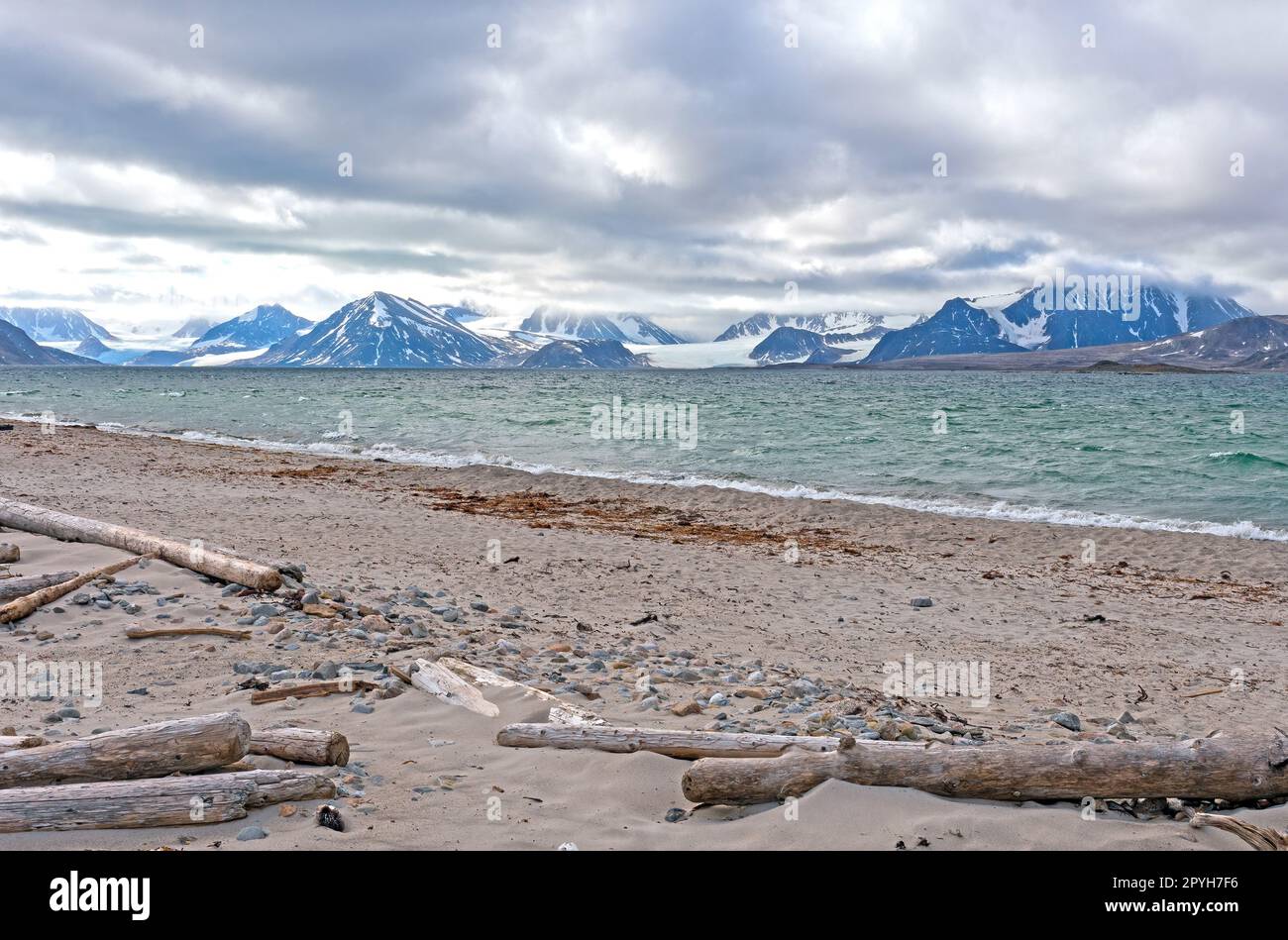 Einsames Ufer in der hohen Arktis Stockfoto