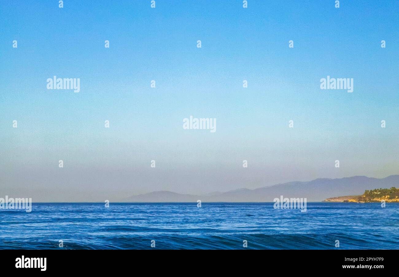 Strand, blaues Wasser, riesige Surferwellen, Puerto Escondido, Mexiko. Stockfoto