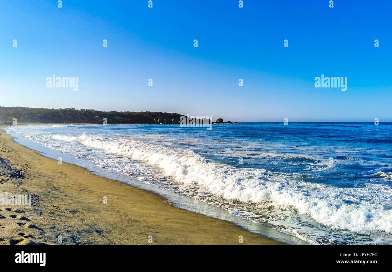 Extrem riesiger Strand mit großen Surferwellen La Punta Zicatela Mexiko. Stockfoto