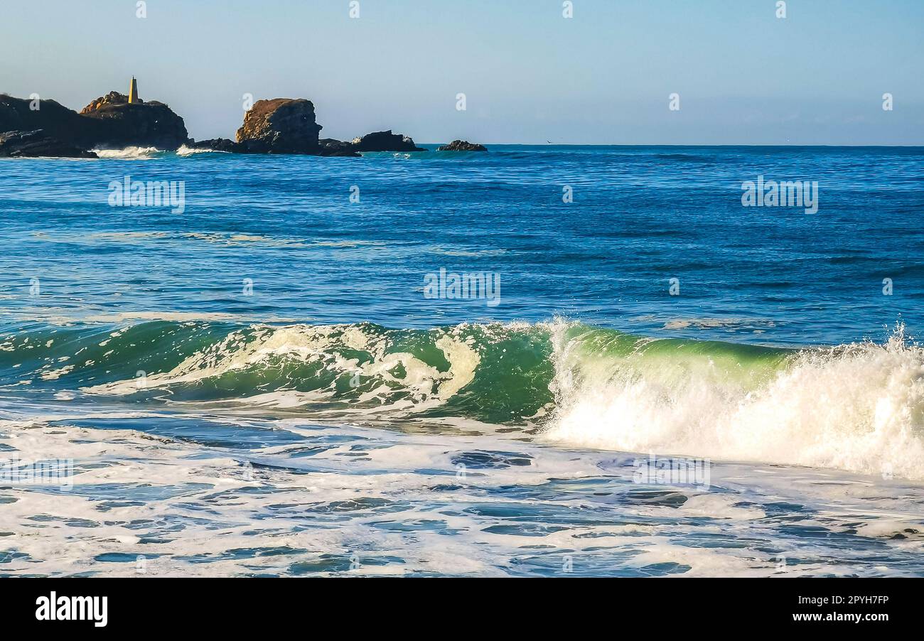 Extrem riesiger Strand mit großen Surferwellen La Punta Zicatela Mexiko. Stockfoto