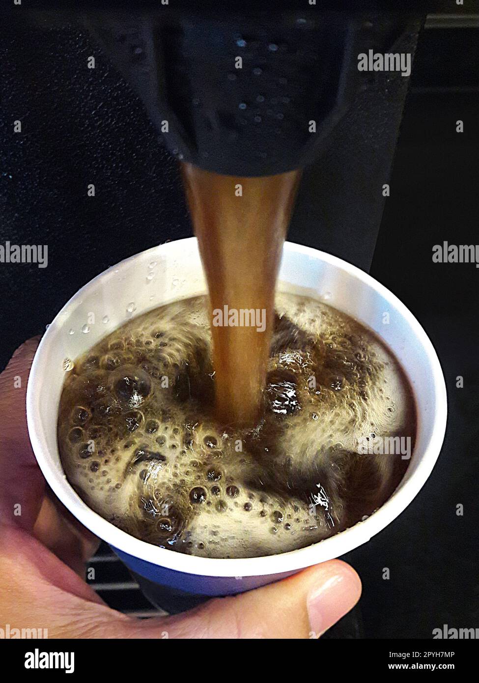 Großes Schlupfglas, Coca-Cola Erfrischungsgetränk-Spender bei 7-Eleven. 24-Stunden-Geschäft, Selbstbedienung und wie man die alkoholfreien Getränke für die Zubereitung von Getränken aus Wasser presst Stockfoto