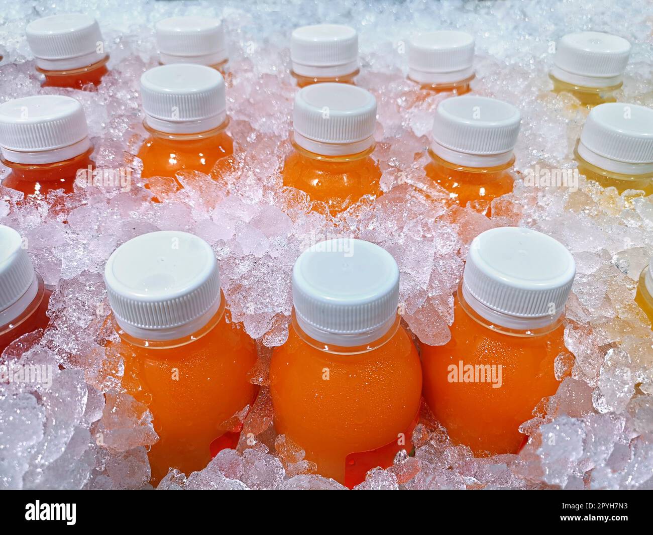 Flaschen mit frischen Fruchtsäften im Eiskübel, Orangensaft, Passionsfruchtsaft, Ananassaft Stockfoto