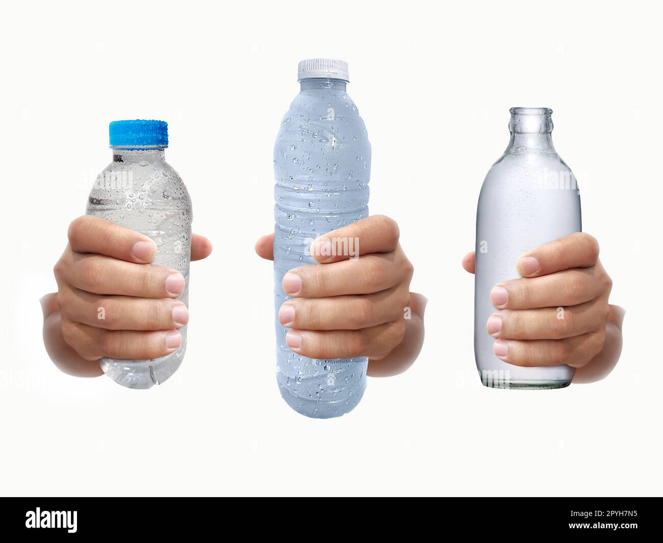 Flasche Wasser in der Hand isoliert auf weißem Hintergrund Stockfoto