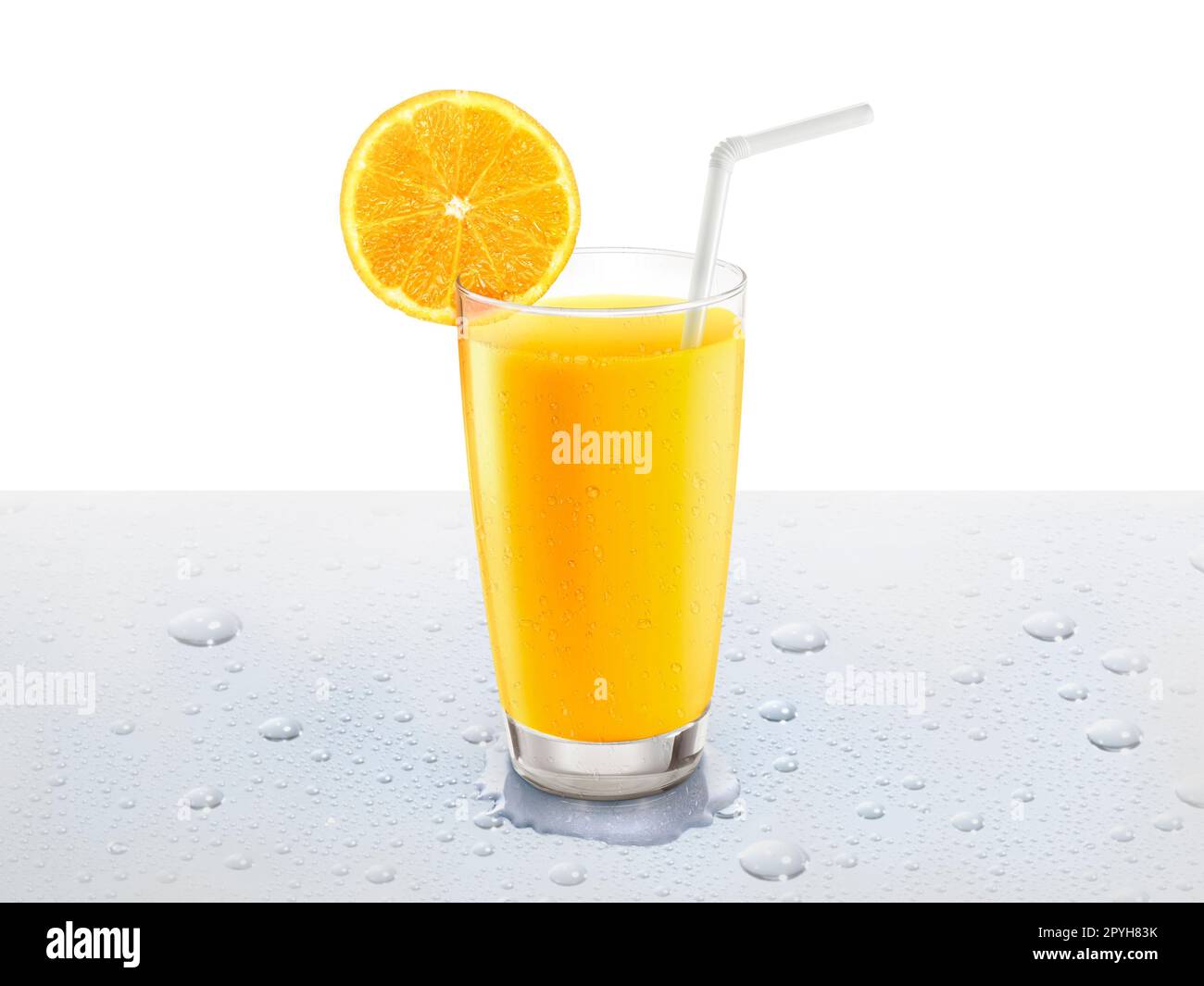 Frischer Orangensaft mit Obst auf dem Tisch und Wassertropfen Stockfoto