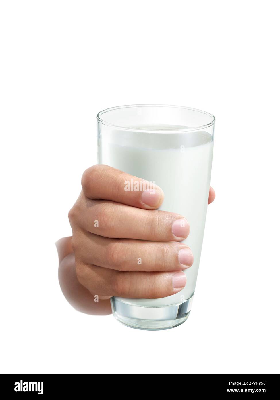 Ein Glas Milch an menschlichen Händen. Isoliert auf weißem Hintergrund Stockfoto
