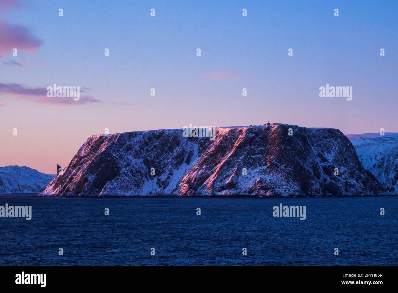 Norwegen, Troms Og Finnmark - Nordkap, Nordkap Horn mit Globe in the Sunrise Stockfoto