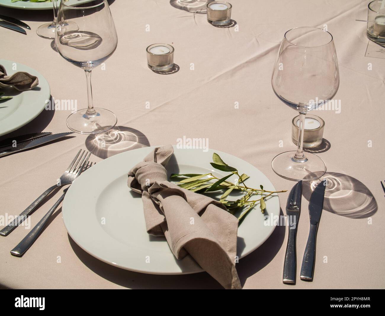 Luxuriöser, eleganter Hochzeitsempfang mit Tischanordnung und Blumendesign - Hochzeitsbankett und Veranstaltung im Freien Stockfoto