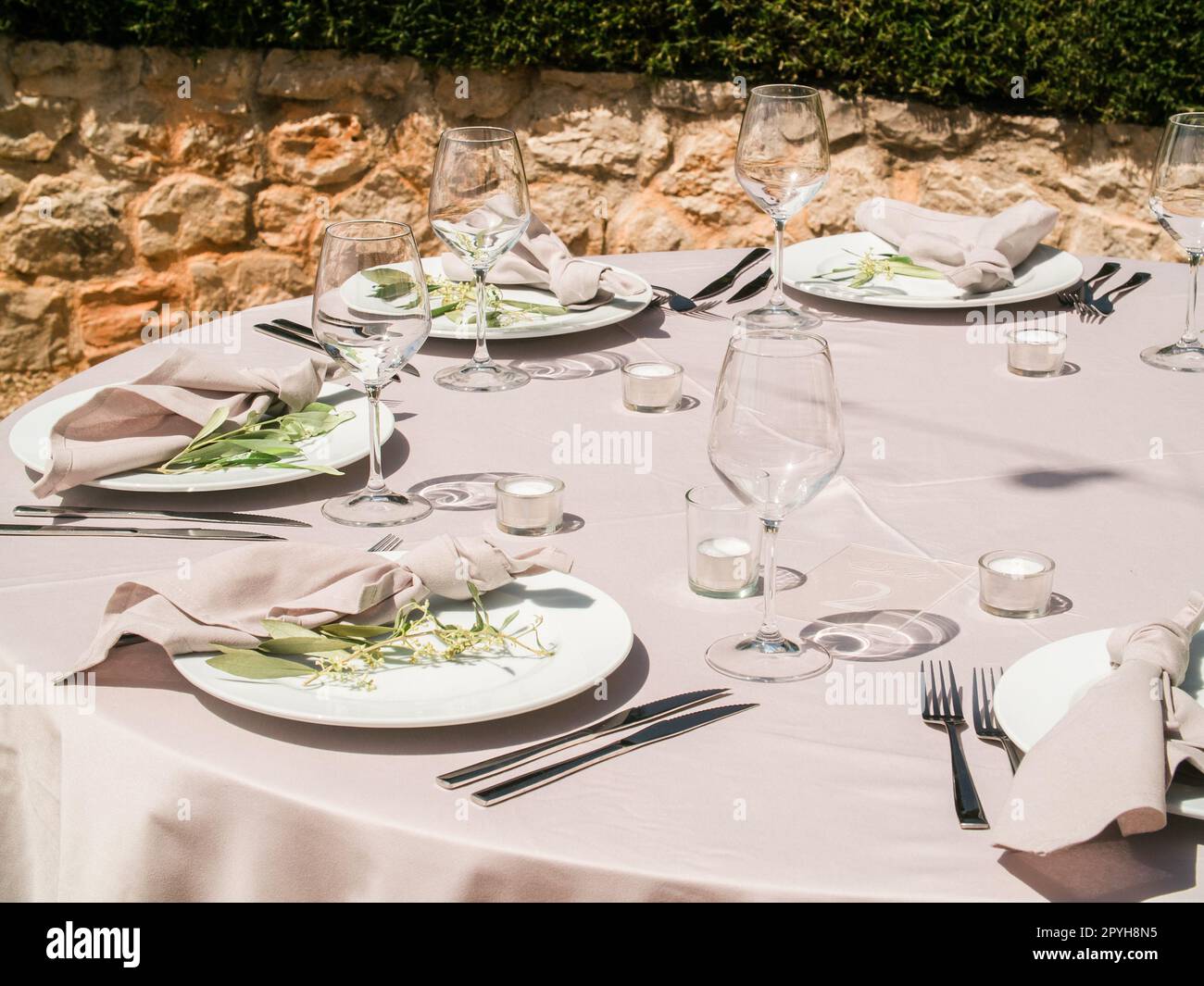 Tisch bei einem luxuriösen Hochzeitsempfang. Wunderschöne Blumen auf dem Tisch und servieren Geschirr und Gläser und Dekoration Stockfoto