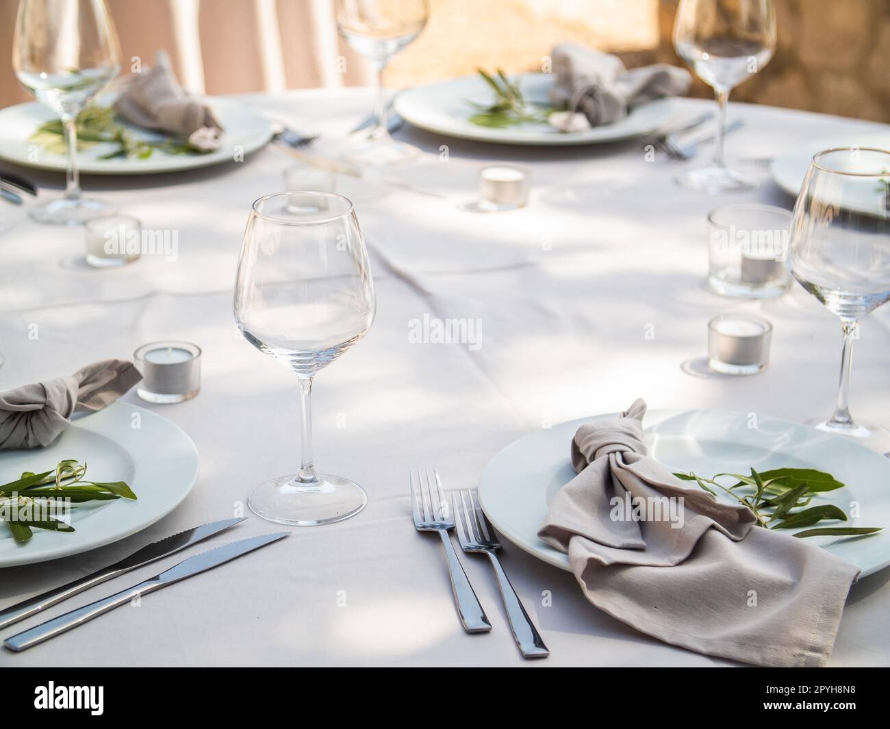 Tisch bei einem luxuriösen Hochzeitsempfang. Wunderschöne Blumen auf dem Tisch und servieren Geschirr und Gläser und Dekoration Stockfoto