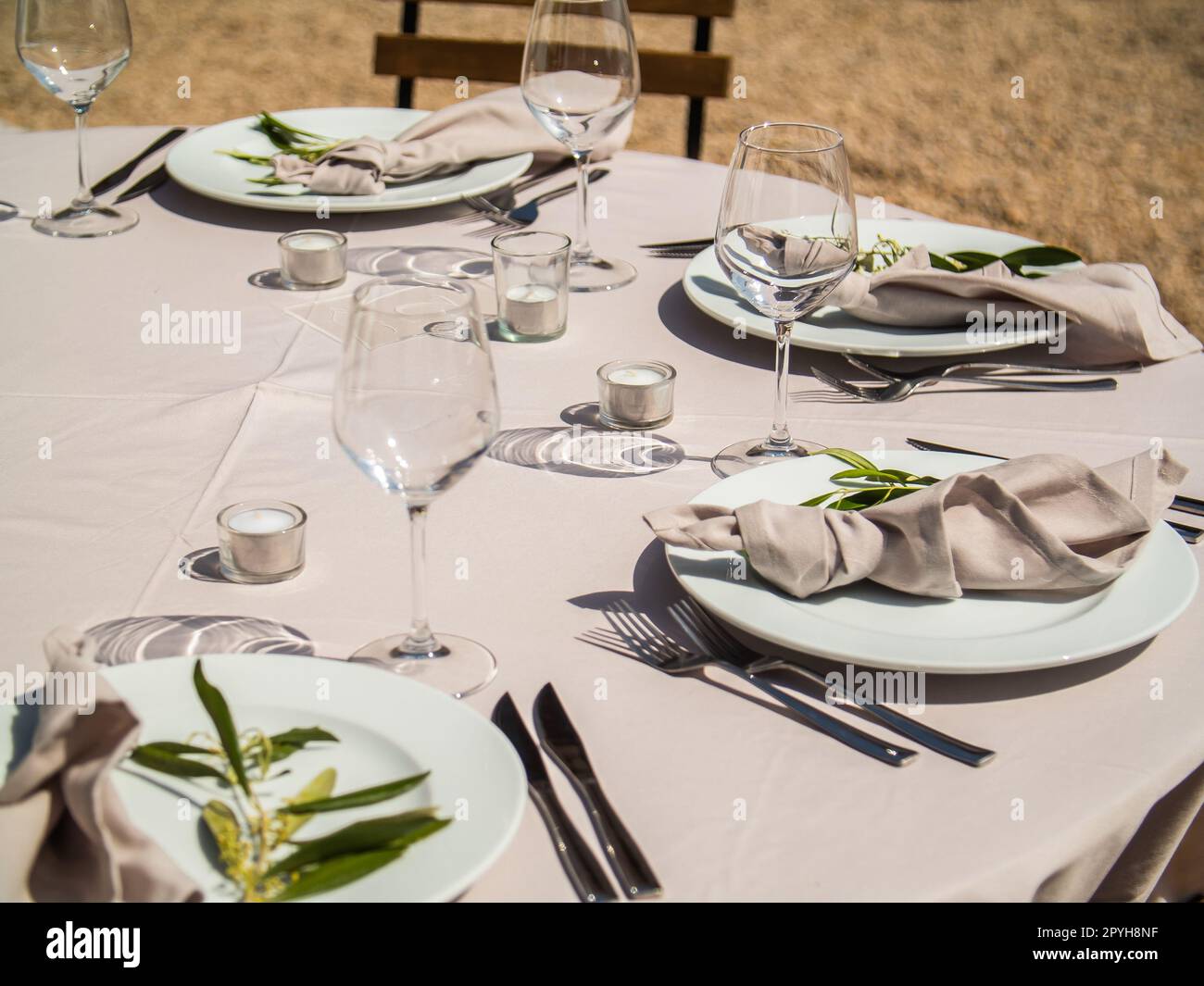 Luxuriöser, eleganter Hochzeitsempfang mit Tischanordnung und Blumendesign - Hochzeitsbankett und Veranstaltung im Freien Stockfoto