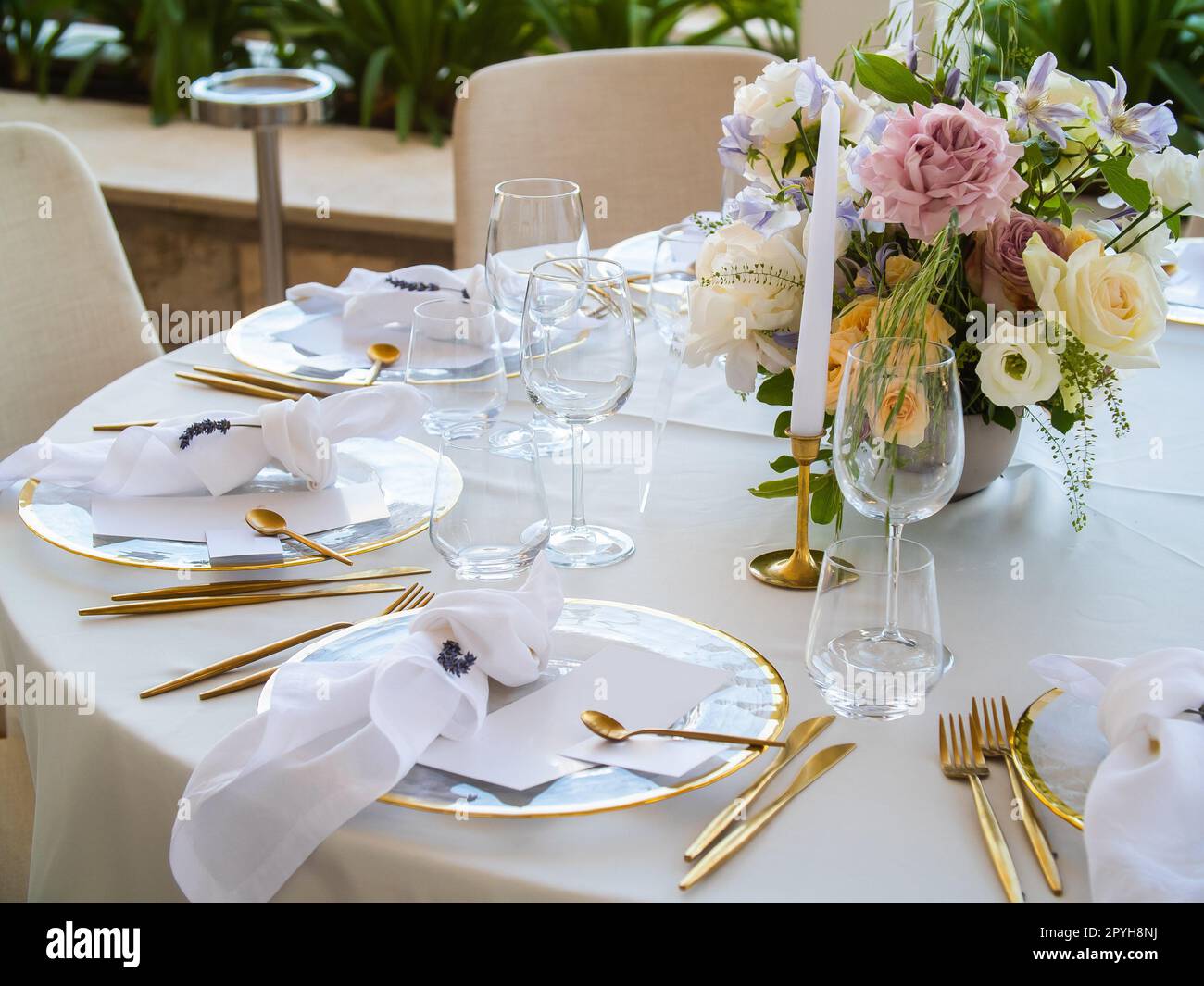 Luxuriöser, eleganter Hochzeitsempfang mit Tischanordnung und Blumendesign - Hochzeitsbankett und Veranstaltung im Freien Stockfoto