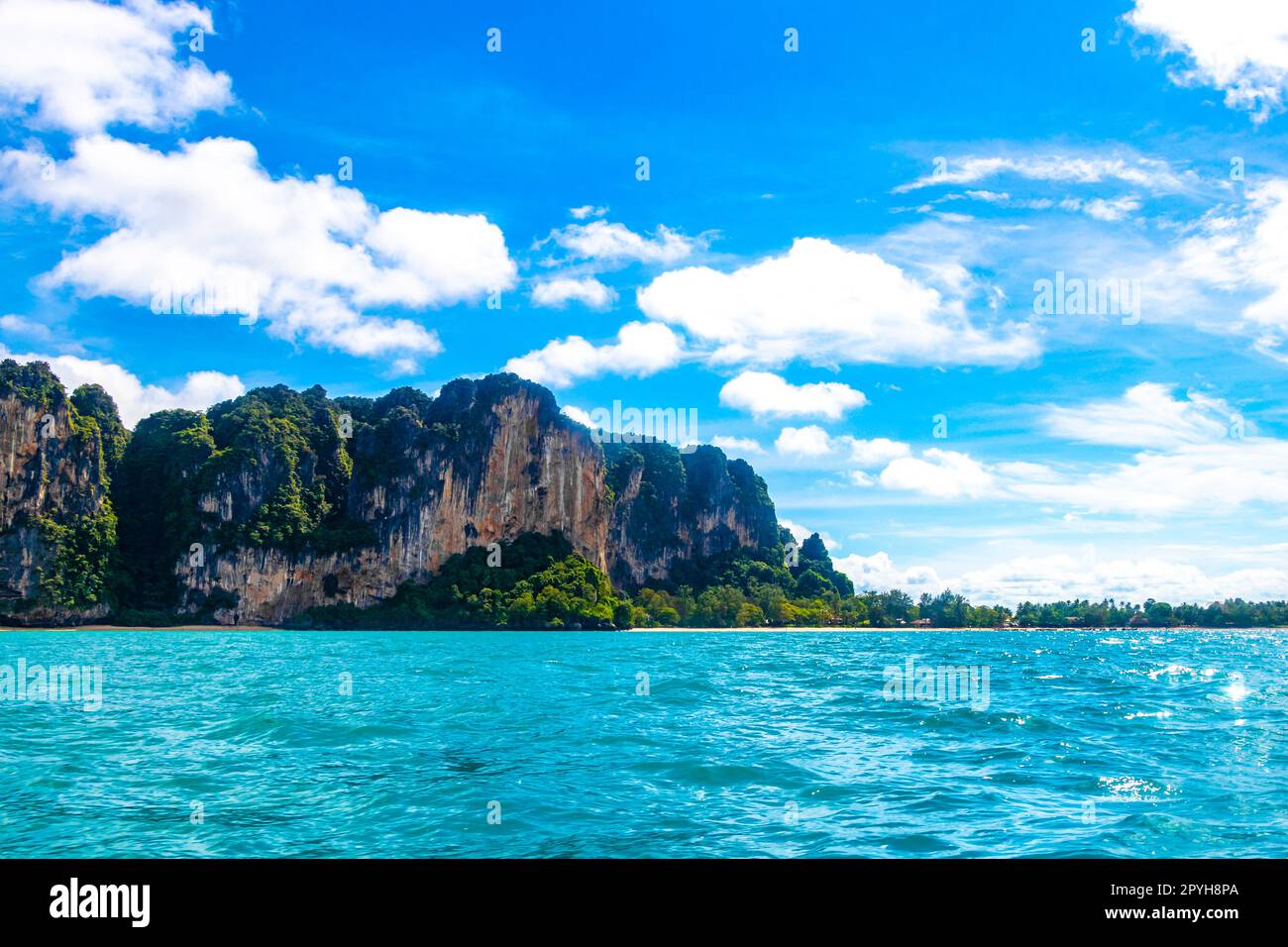 Tropisches Paradies türkisfarbener Wasserstrand und Kalksteinfelsen Krabi Thailand. Stockfoto