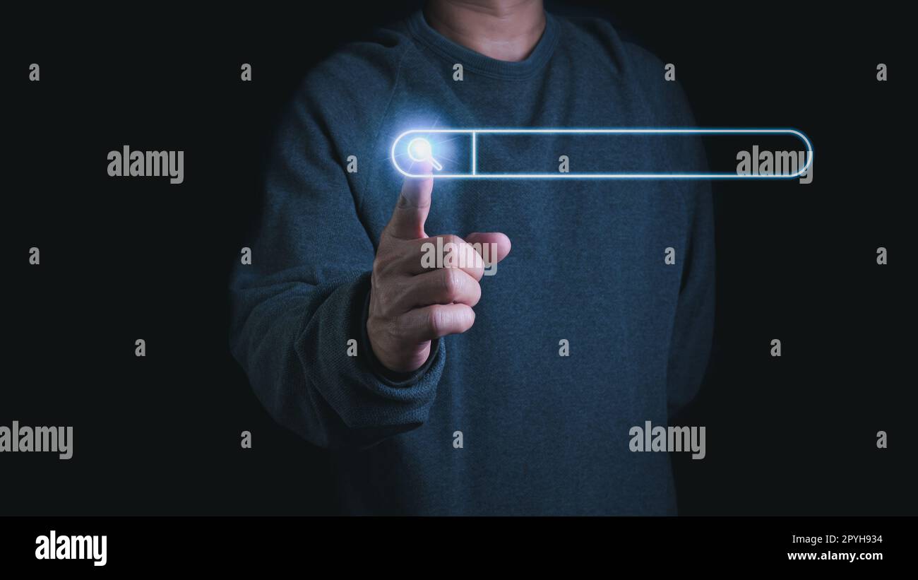 Das Konzept der Informationssuche im Internet. Zeigen Sie mit dem Finger auf die Suchleiste. Website-, Browser- und Suchmaschinenkonzept Stockfoto