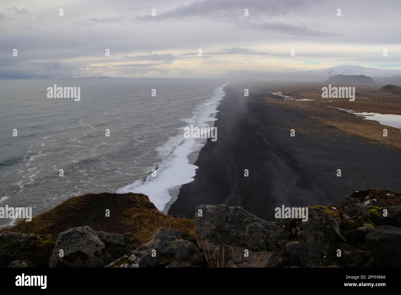 Blick auf den endlosen schwarzen vulkanischen Sandstrand des Ozeans vom Dyrholaey Cape Viewpoint, Vik, Süd-Island Stockfoto