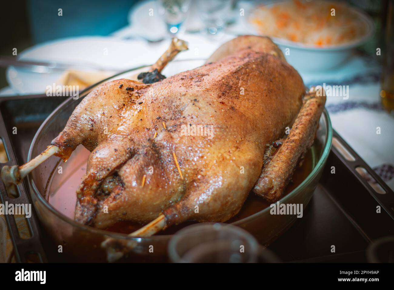 Gekochte Gans oder truthahn auf Backblech auf dem Tisch Stockfoto