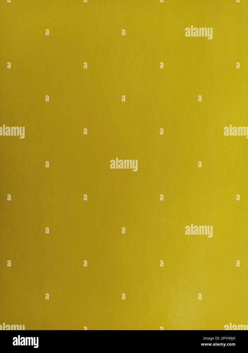 Schöner gelber Hintergrund. Eine Nahaufnahme eines Blatts Papier. Reine, fröhliche Farbe. Lebendige Gelbtöne Stockfoto