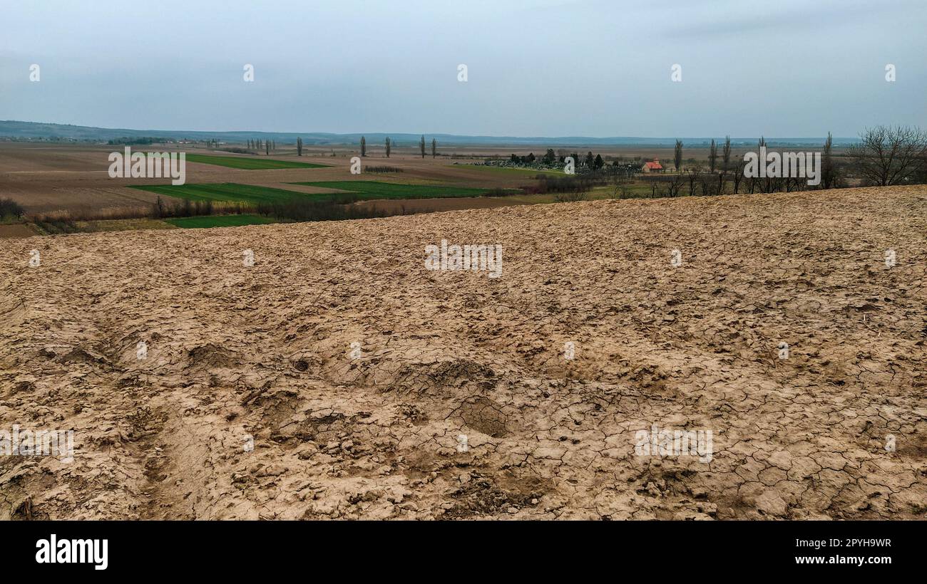 Frisch gepflügtes Feld. Ackerland mit fruchtbarem Boden für Weizenanbau. Ländliche Landschaft in Serbien, auf dem Balkan, nämlich Fruska Gora aus Sremska Mitrovica. Furchen und Gruben. Vorbereitende Arbeiten in der Landwirtschaft Stockfoto