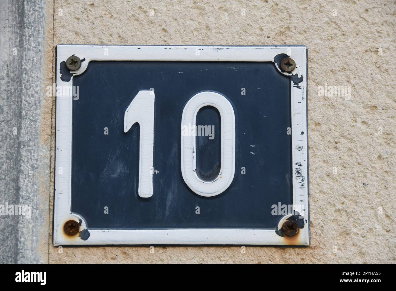Nummer 10 auf einem Haus, La Nucia, Provinz Alicante, Costa Blanca, Spanien Stockfoto