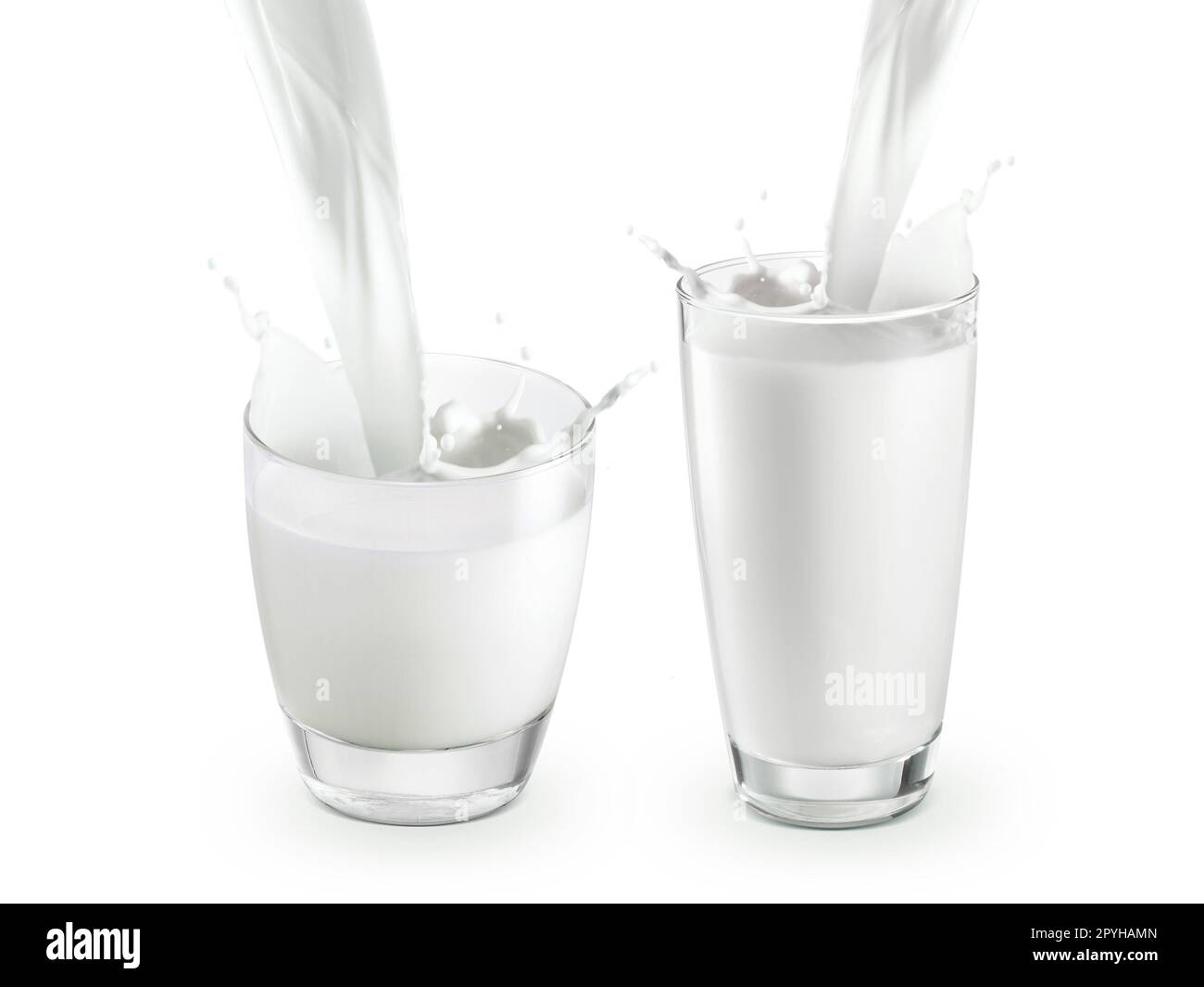 Zwei Gläser Milch eingießen und dabei Spritzer erzeugen, isoliert auf einem weißen B Stockfoto