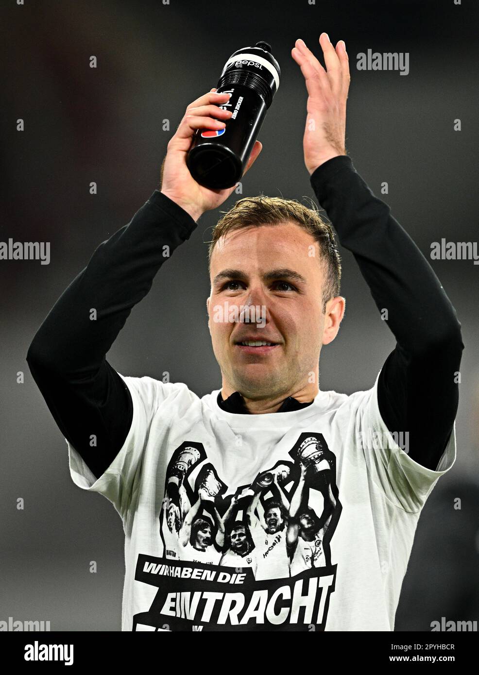 Stuttgart, Deutschland. 03. Mai 2023. Fußball: DFB Cup, VfB Stuttgart - Eintracht Frankfurt, Halbfinale, Mercedes-Benz Arena. Mario Götze aus Frankfurt feiert das Finale mit den Fans. WICHTIGER HINWEIS: Gemäß den Anforderungen der DFL Deutsche Fußball Liga und des DFB Deutscher Fußball-Bund ist es verboten, im Stadion aufgenommene Fotos und/oder das Spiel in Form von Sequenzbildern und/oder videoähnlichen Fotoserien zu verwenden oder verwenden zu lassen. Kredit: Tom Weller/dpa/Alamy Live News Stockfoto