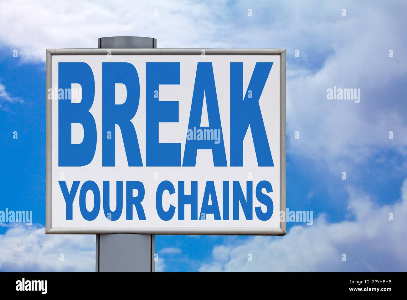 Nahaufnahme einer weißen Reklametafel vor einem wolkigen blauen Himmel mit der Nachricht „Break your Chains“ in der Mitte. Stockfoto