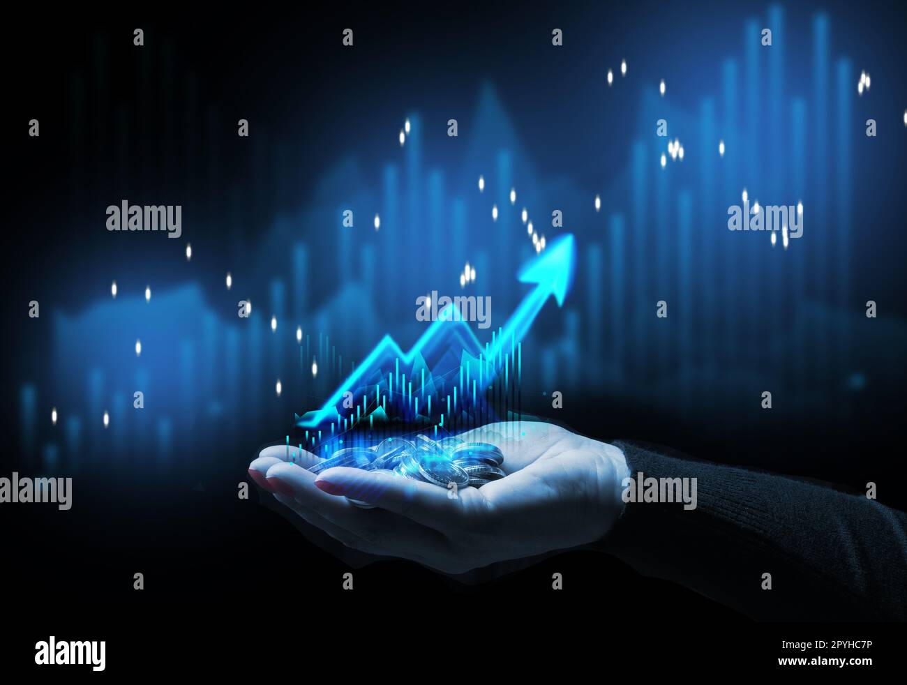 Die Hand einer Frau hält einen Stapel von Veränderungen vor dem Hintergrund eines Diagramms, des Konzepts von Kostenwachstum, Energiewachstum, Gewinnverlust Stockfoto