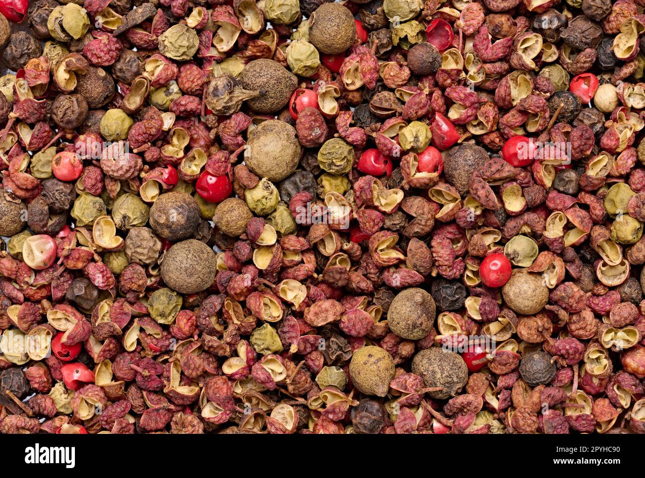 Verschiedene Gemische aus Paprika, rot, schwarz und Nelkenpfeffer. Gewürze zum Kochen Stockfoto